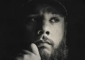 Luke Combs – Sleepless In A Hotel Room